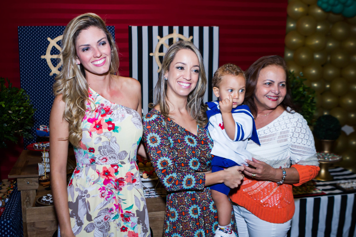 Rafael ao lado das mulheres da família pelo fotógrafo Douglas Maia