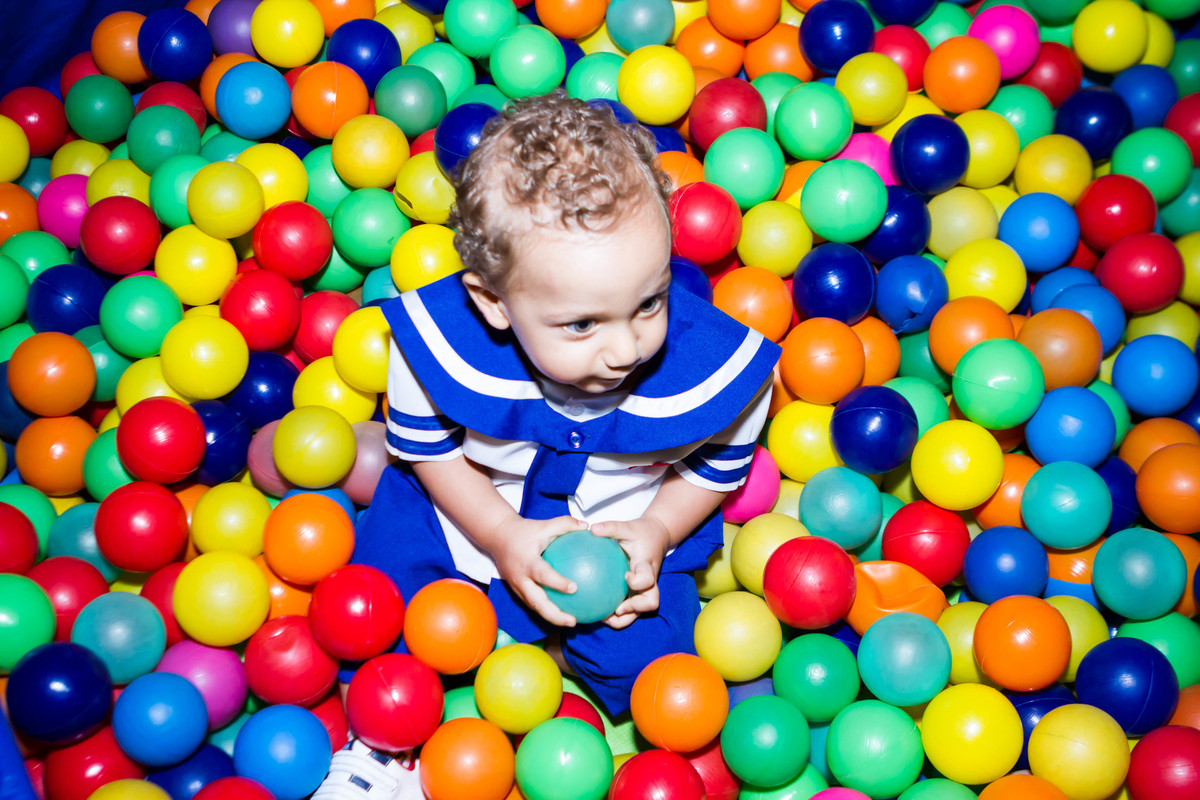 Rafael brincando na piscina de bolinha pelo fotógrafo Douglas Maia