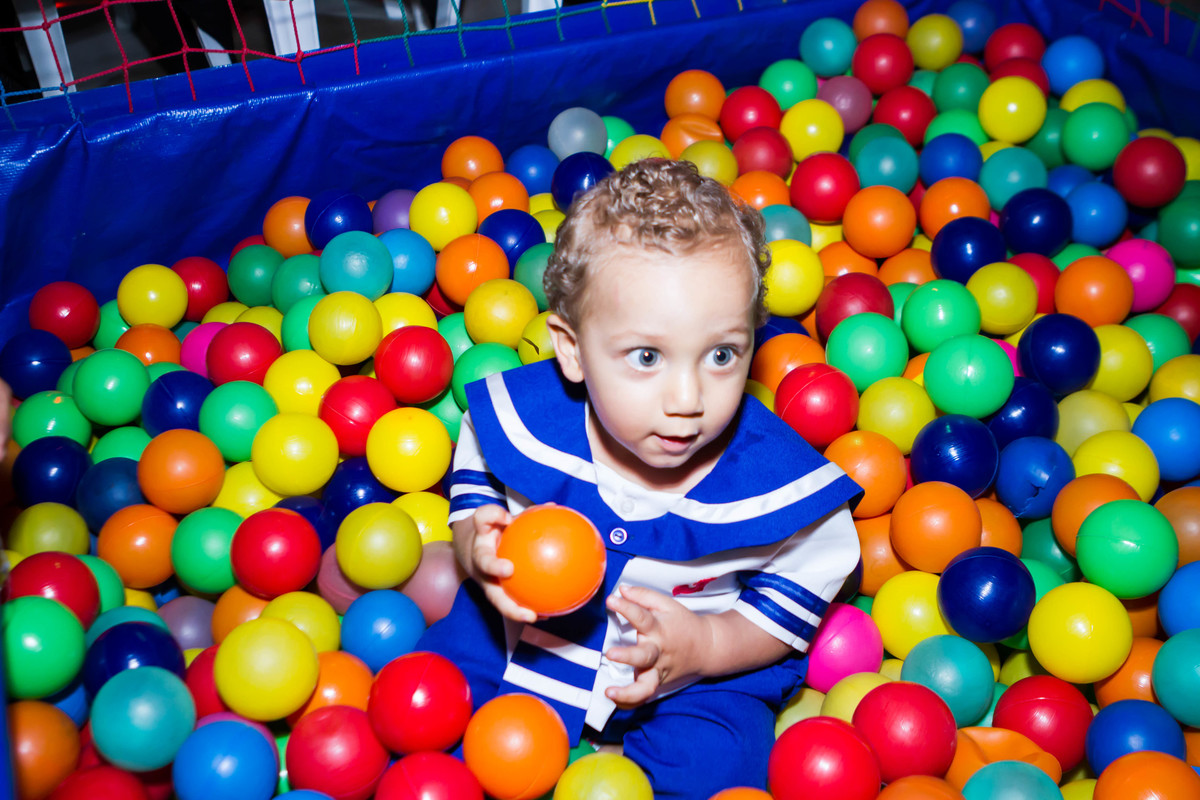 Rafael na piscina de bolinhas pelo fotógrafo Douglas Maia