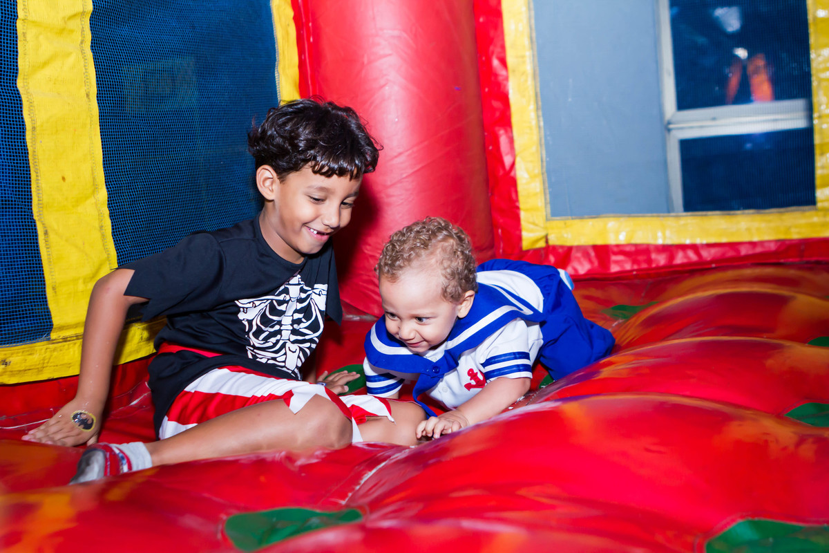 Irmãos se divertindo pelo fotógrafo Douglas Maia