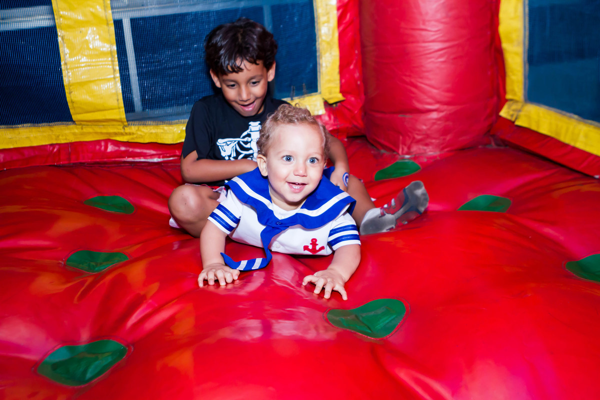 Irmãos brincando pelo fotógrafo Douglas Maia