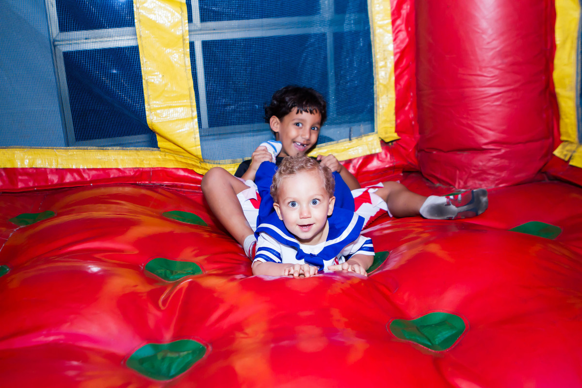 Irmãos sorrindo pelo fotógrafo Douglas Maia
