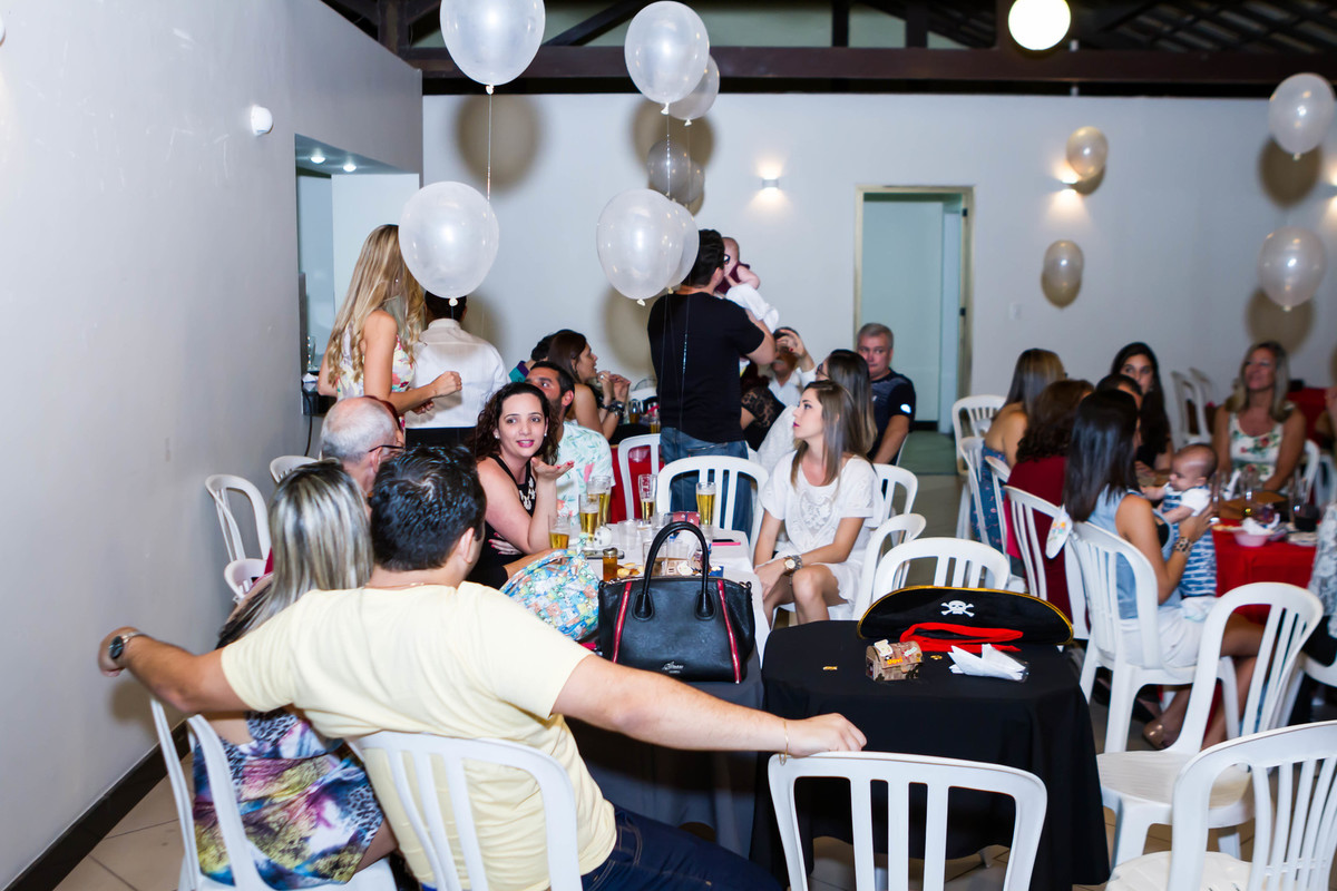 Festa cheia de convidados felizes pelo fotógrafo Douglas Maia