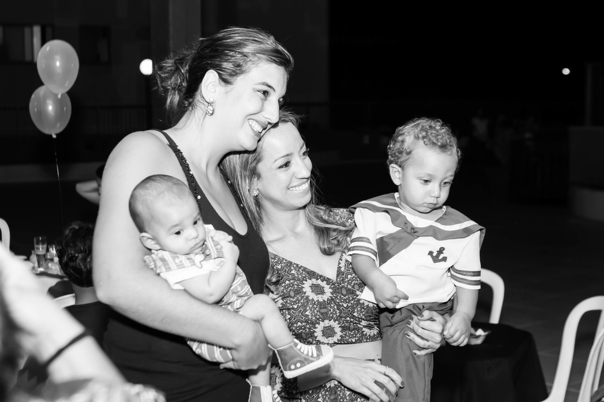 Mãe ao lado de amiga pelo fotógrafo Douglas Maia