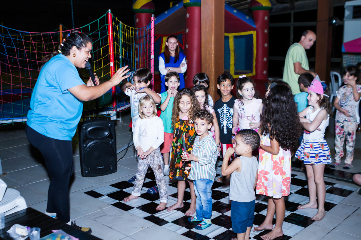 Crianças juntas para brincar pelo fotógrafo Douglas Maia