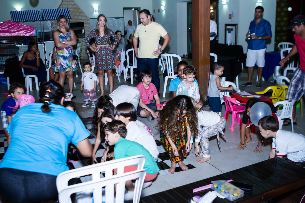 Crianças brincando pelo fotógrafo Douglas Maia
