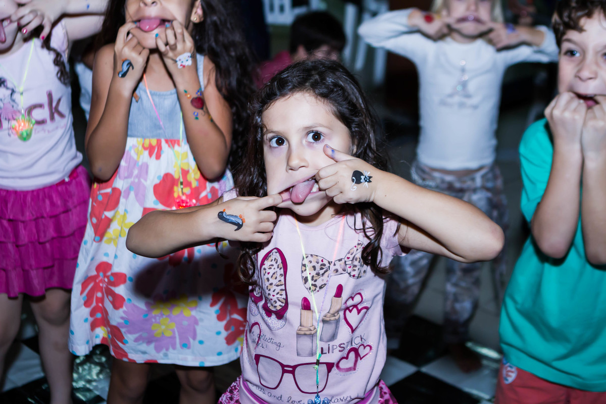 Menina faz careta pelo fotógrafo Douglas Maia