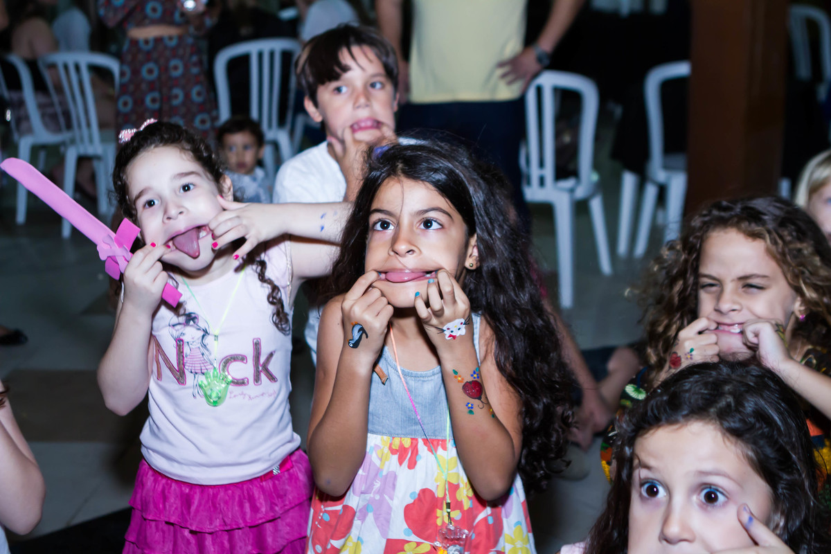 Crianças se divertem fazendo careta pelo fotógrafo Douglas Maia