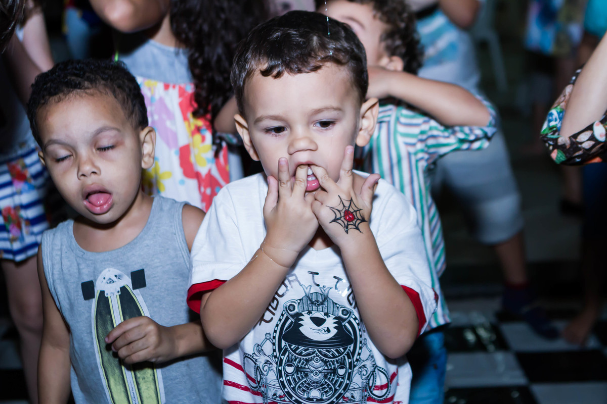 Menino fazendo careta pelo fotógrafo Douglas Maia