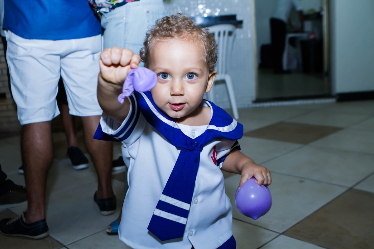 Rafael com balão pelo fotógrafo Douglas Maia