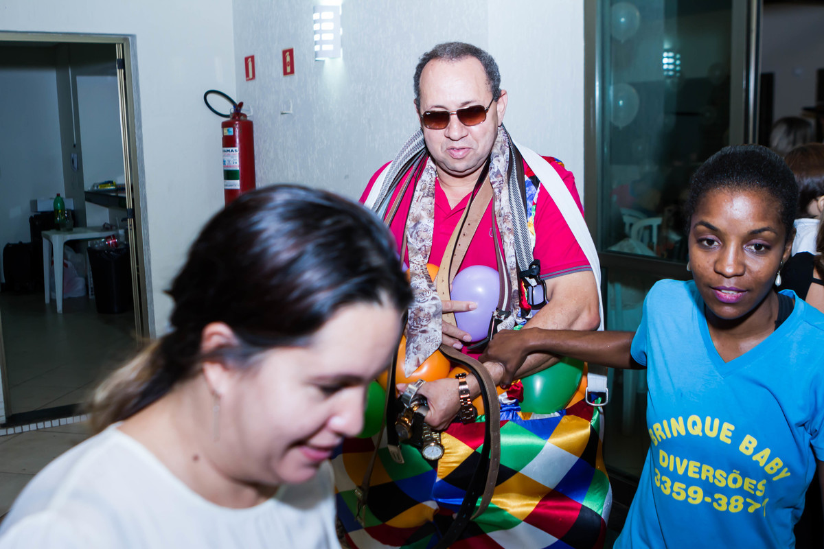 Homem participa da brincadeira pelo fotógrafo Douglas Maia