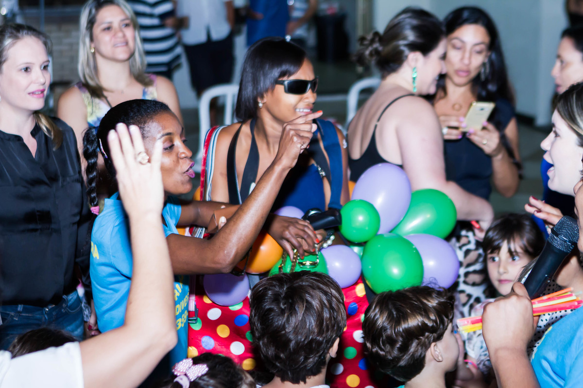 Crianças felizes com a brincadeira pelo fotógrafo Douglas Maia