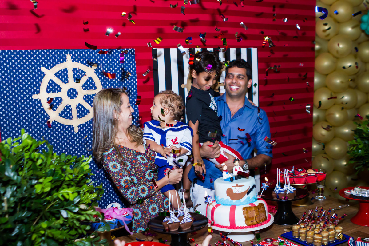 Cantando parabéns pelo fotógrafo Douglas Maia