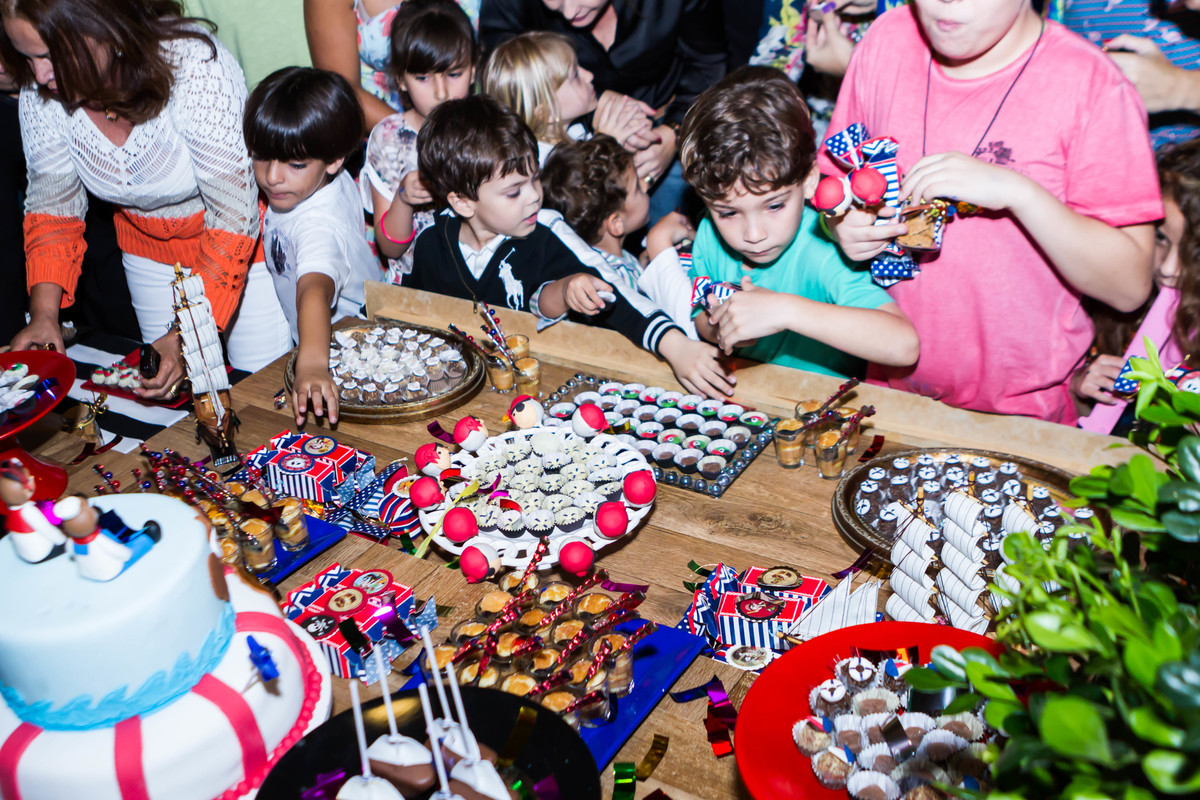 Crianças pegando doces pelo fotógrafo Douglas Maia