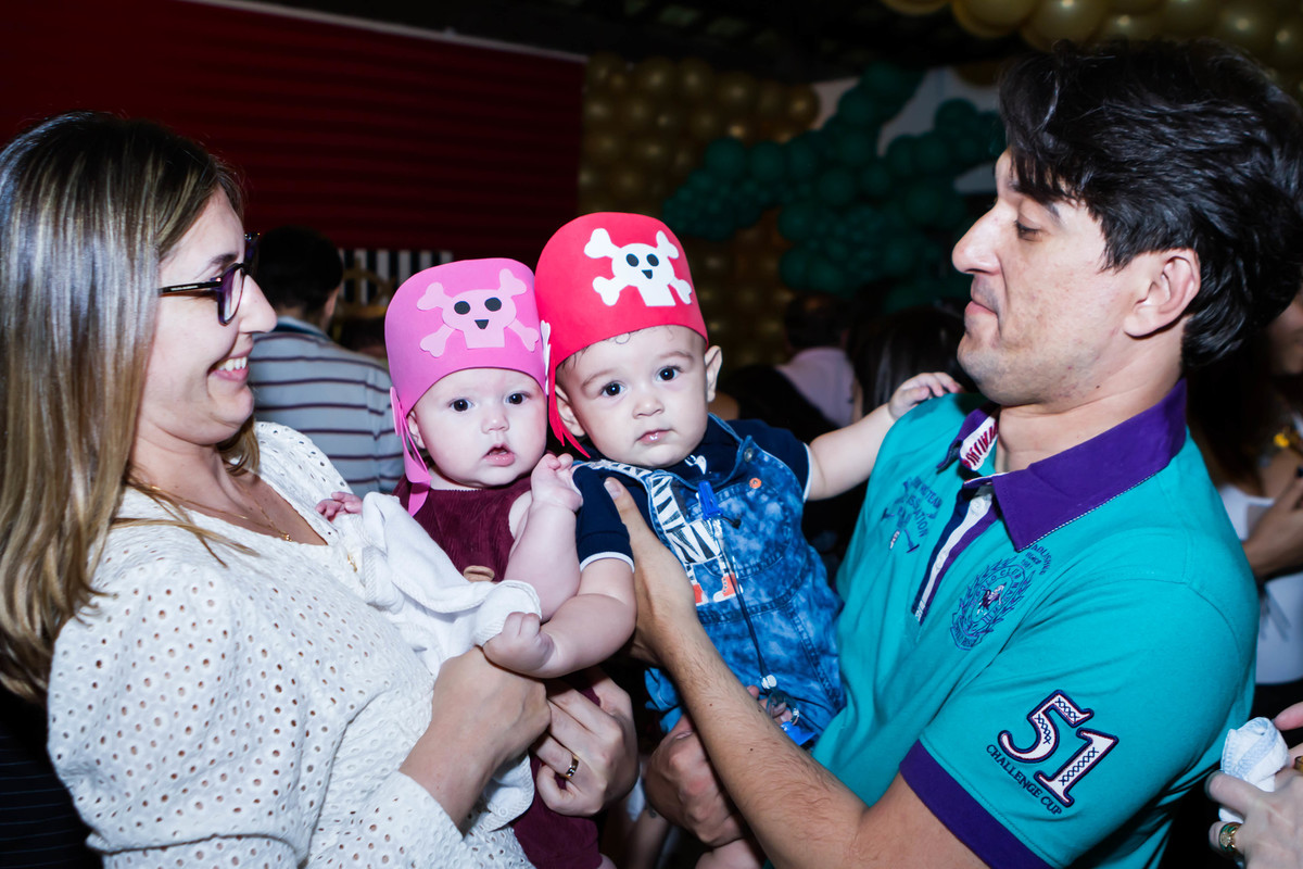 Bebês com chapéu de pirata pelo fotógrafo Douglas Maia