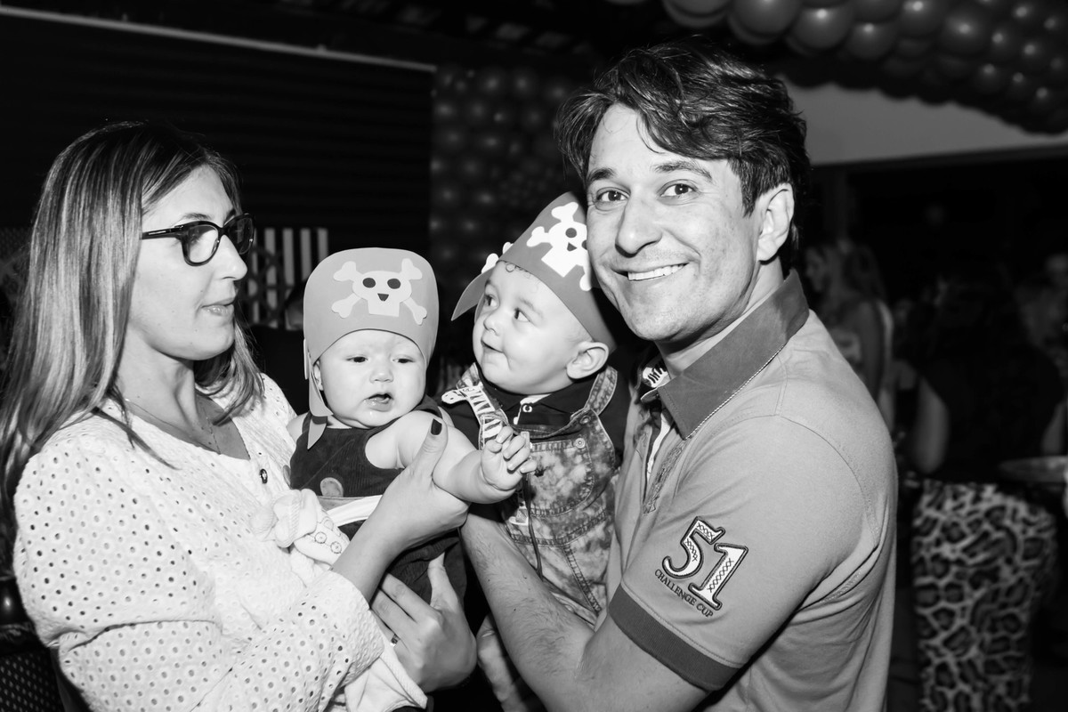 Lindos bebês foto preto e branco pelo fotógrafo Douglas Maia