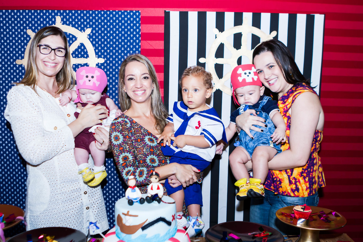 Rafael ao lado de bebês pelo fotógrafo Douglas Maia