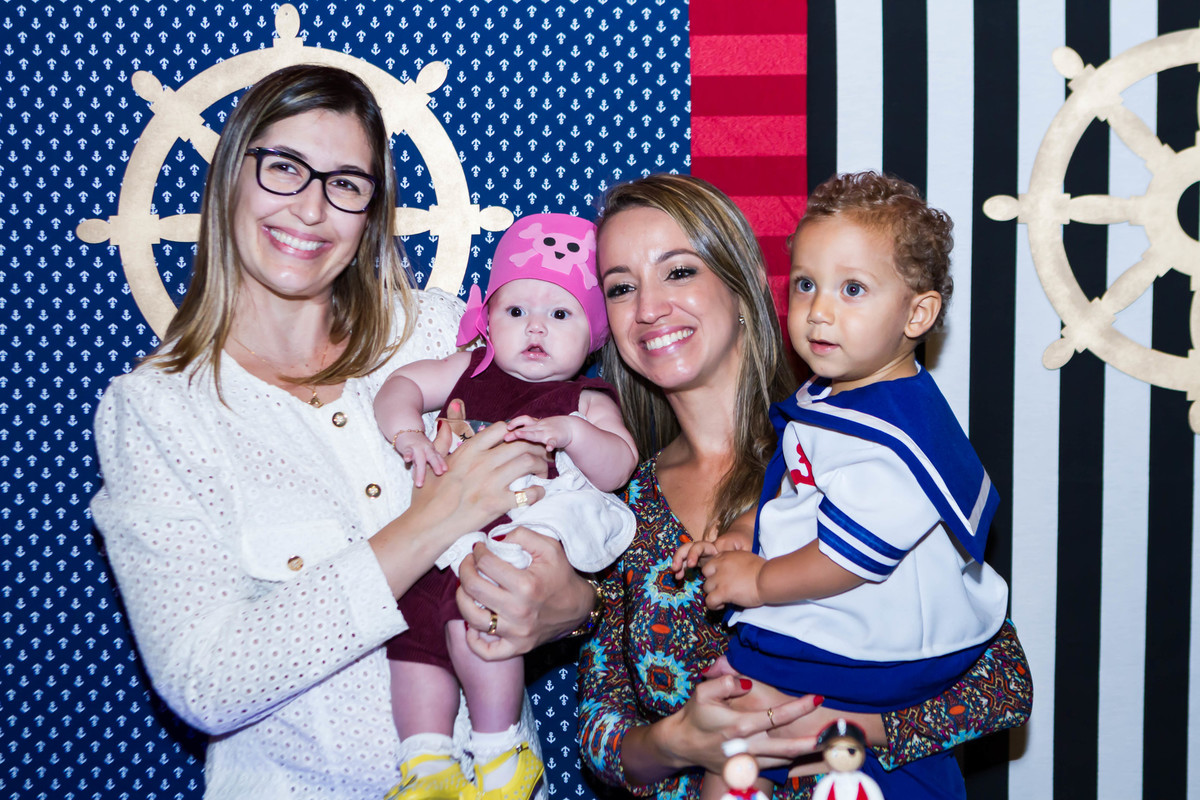 Rafael e sua mãe ao lado de convidadas pelo fotógrafo Douglas Maia