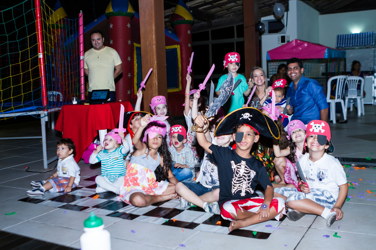 Crianças fantasiadas de piratas pelo fotógrafo Douglas Maia