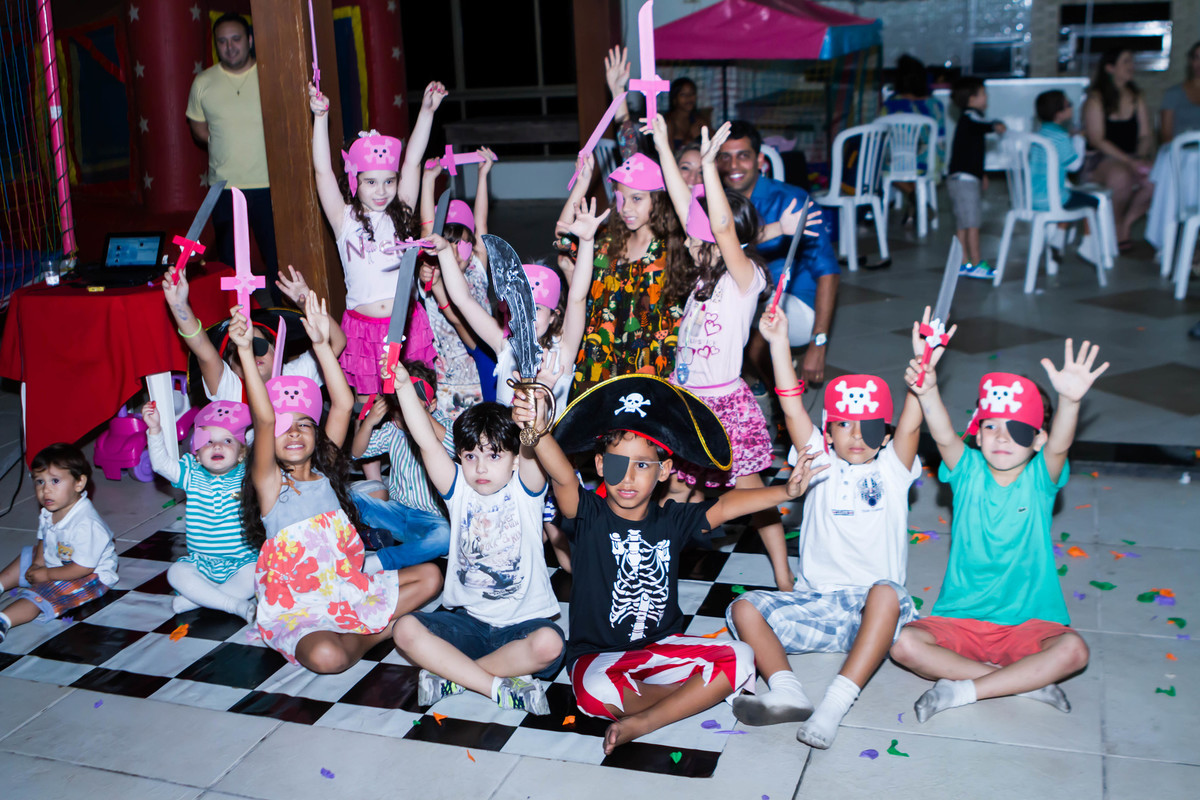 Crianças felizes vestidas de piratas pelo fotógrafo Douglas Maia