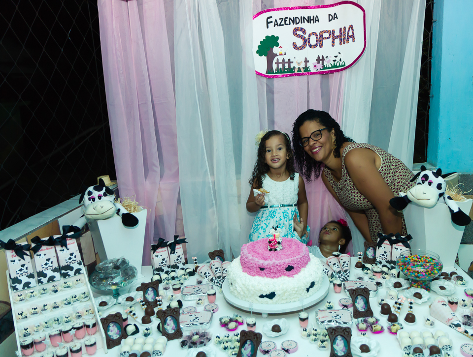 Sophia olhando para a prima pelo fotógrafo Douglas Maia