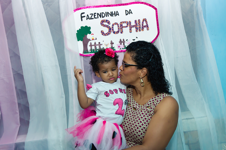 Sophia ganha beijinho pelo fotógrafo Douglas Maia