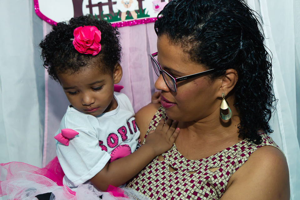 Sophia olhando para baixo pelo fotógrafo Douglas Maia