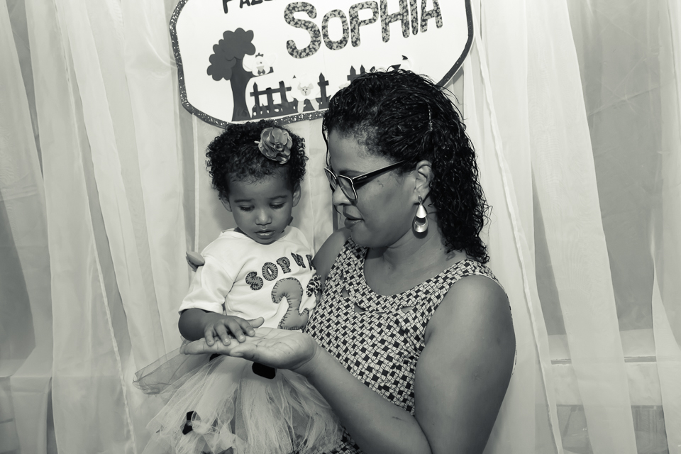 Sophia dando a mão pelo fotógrafo Douglas Maia