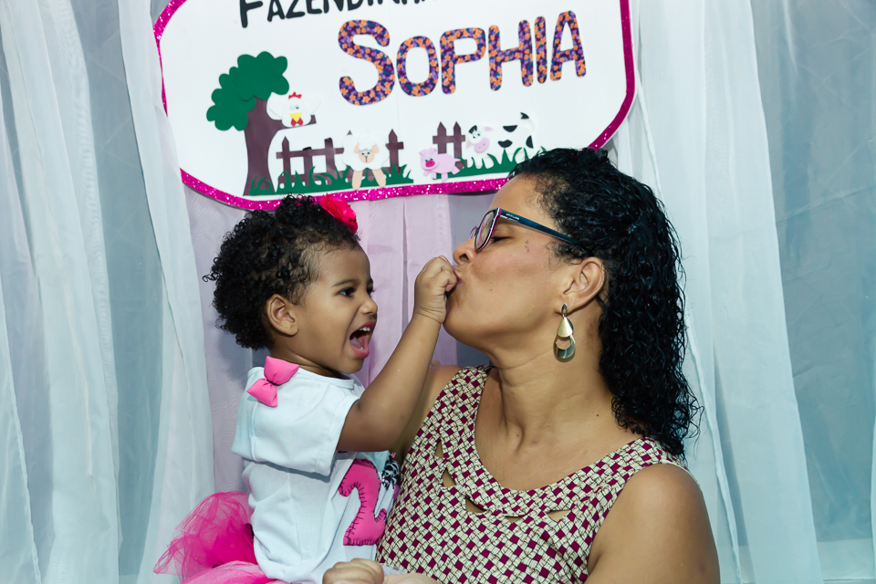 Sophia brincando com a vovó pelo fotógrafo Douglas Maia