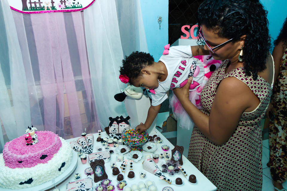 Sophia pegando doce pelo fotógrafo Douglas Maia