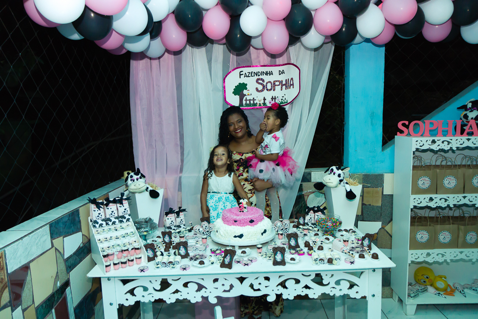 Sophia, sua tia e sua prima pelo fotógrafo Douglas Maia