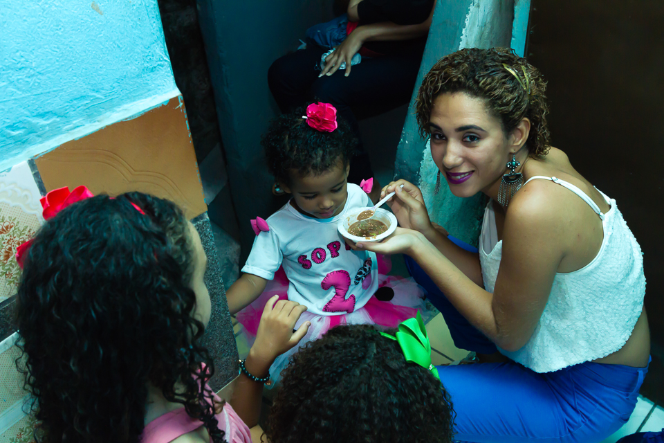 Aniversariante comendo pelo fotógrafo Douglas Maia