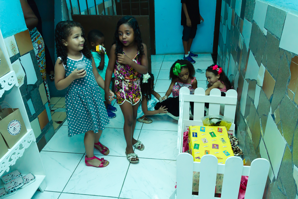 Crianças brincando pelo fotógrafo Douglas Maia