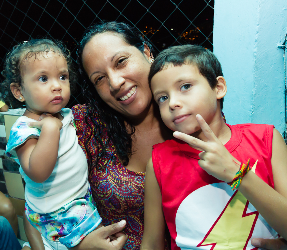 Convidados sorriem para foto pelo fotógrafo Douglas Maia