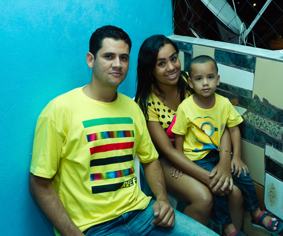 Convidados posam para a foto pelo fotógrafo Douglas Maia