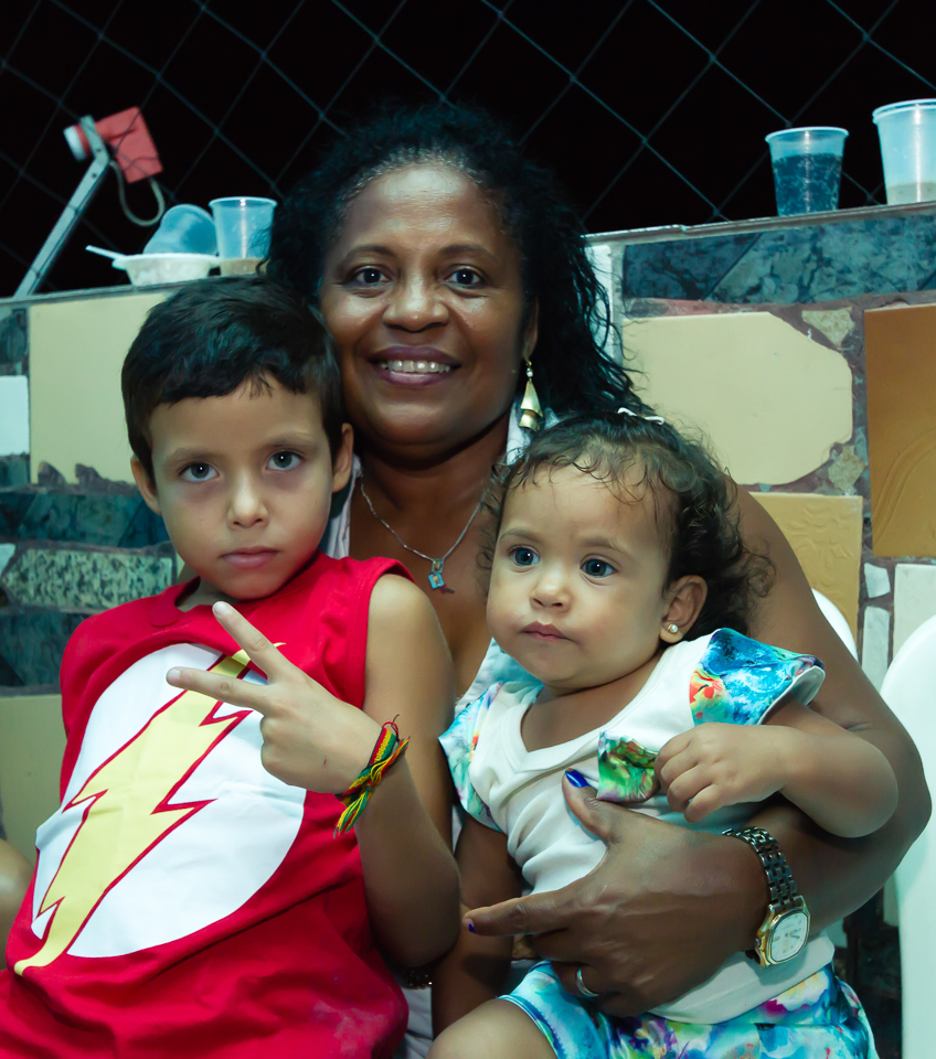 Menino e menina posam para a foto pelo fotógrafo Douglas Maia