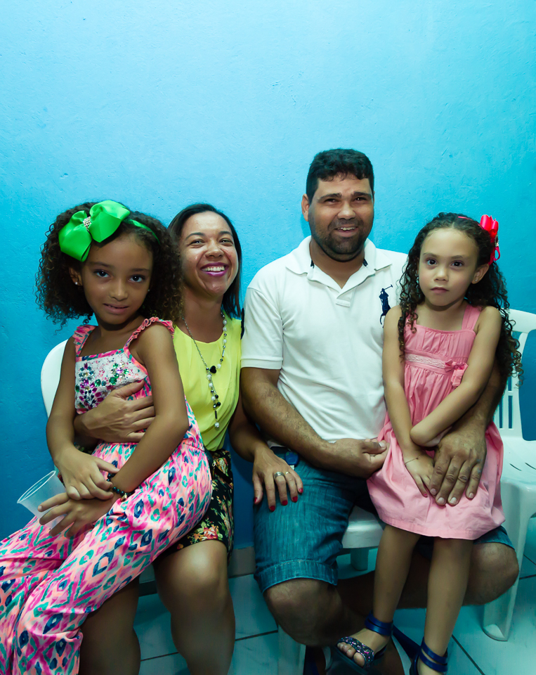 Convidados alegres posam para a foto pelo fotógrafo Douglas Maia