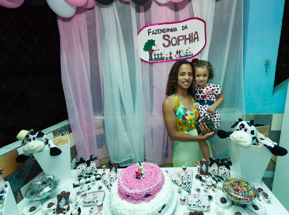 Mulher e criança ao lado do bolo pelo fotógrafo Douglas Maia