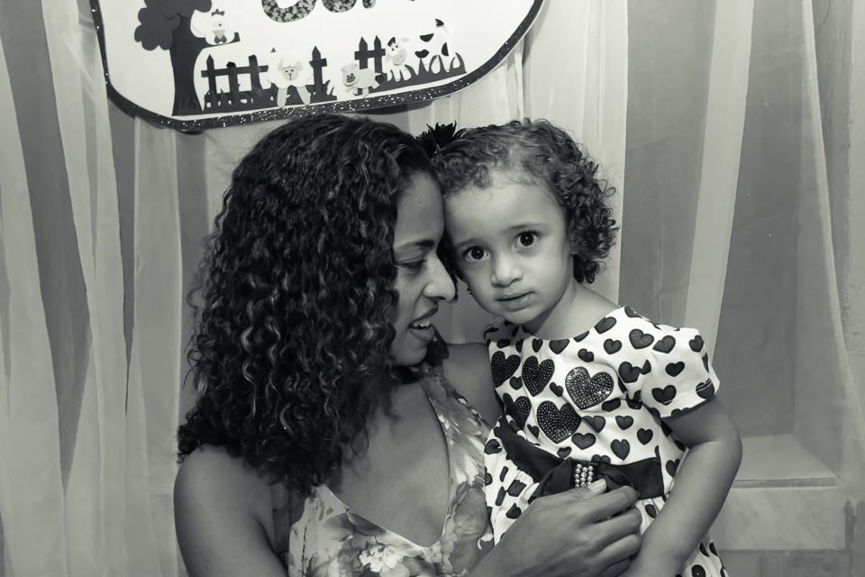 Mulher e criança foto preta e branco pelo fotógrafo Douglas Maia