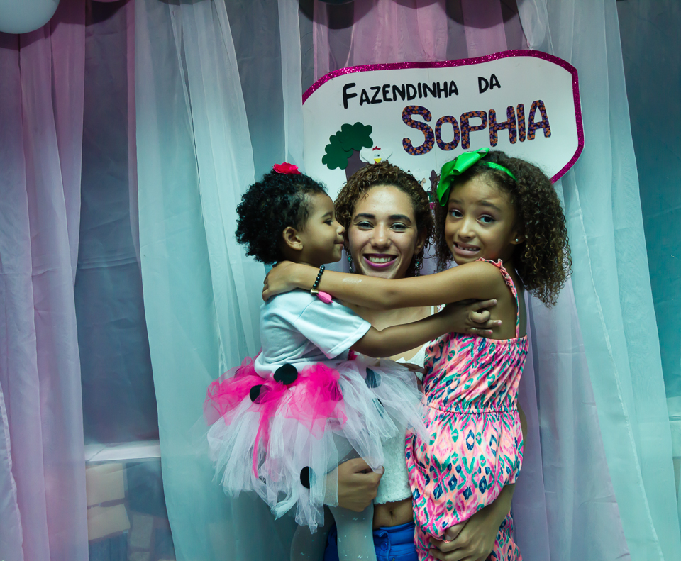 Sophia e menina no colo pelo fotógrafo Douglas Maia