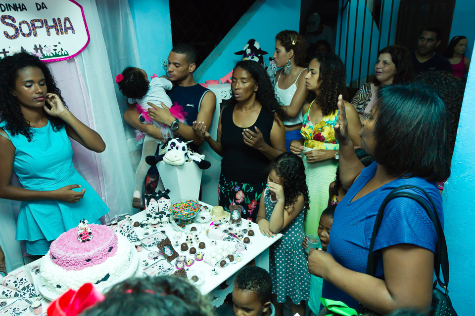 Convidados no momento da oração pelo fotógrafo Douglas Maia
