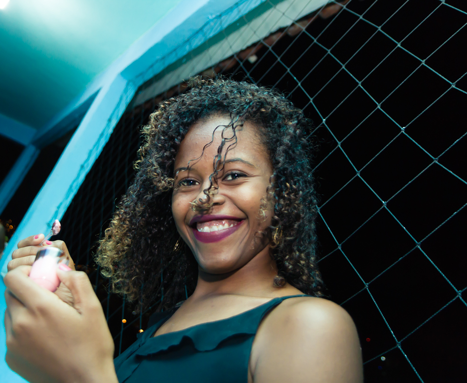 Moça faz pose para a foto pelo fotógrafo Douglas Maia