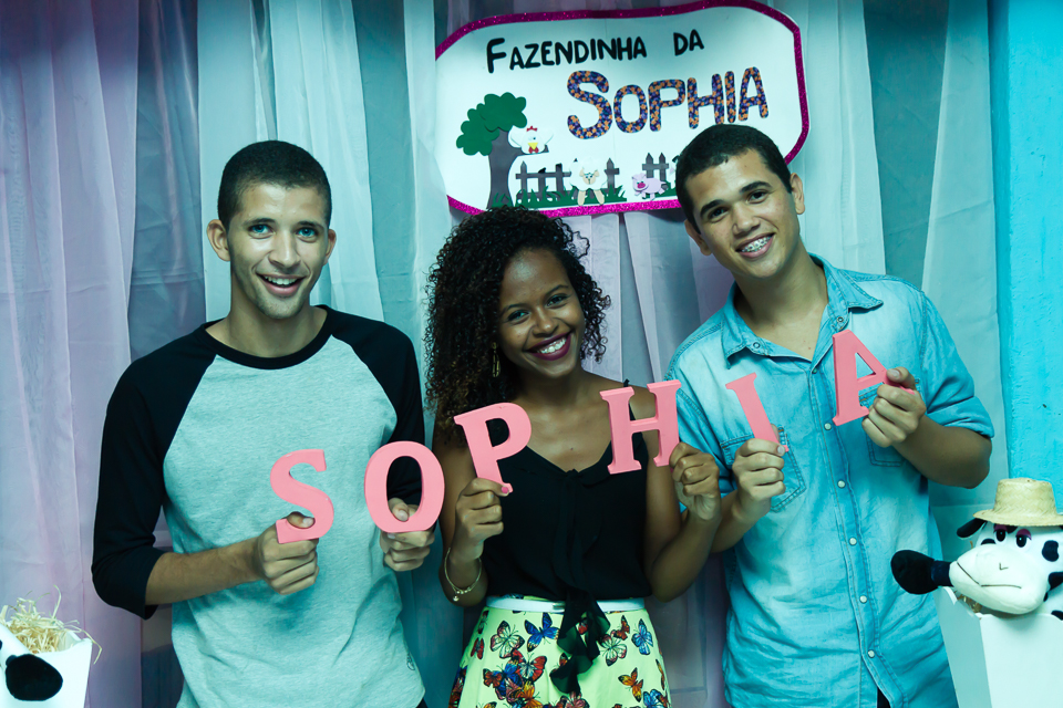 Amigos seguram as letras Sophia pelo fotógrafo Douglas Maia