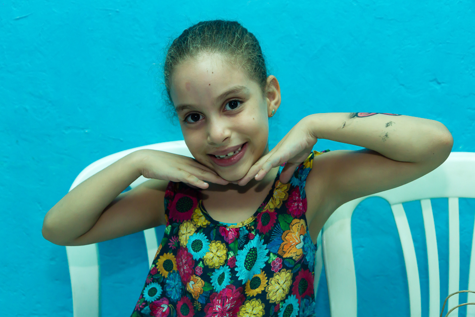 Menina faz pose para a foto pelo fotógrafo Douglas Maia