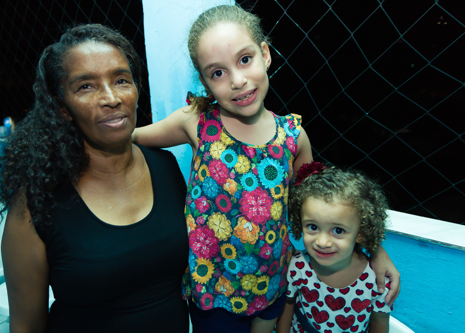 Crianças felizes pelo fotógrafo Douglas Maia