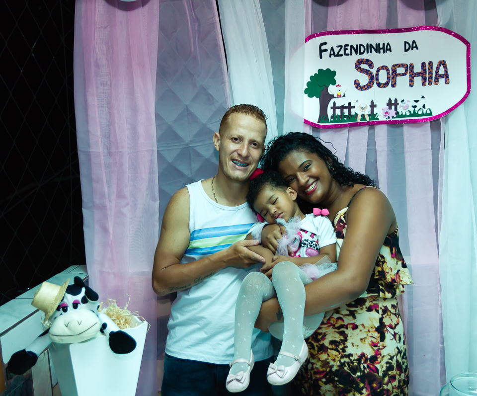 Sophia com os titios pelo fotógrafo Douglas Maia