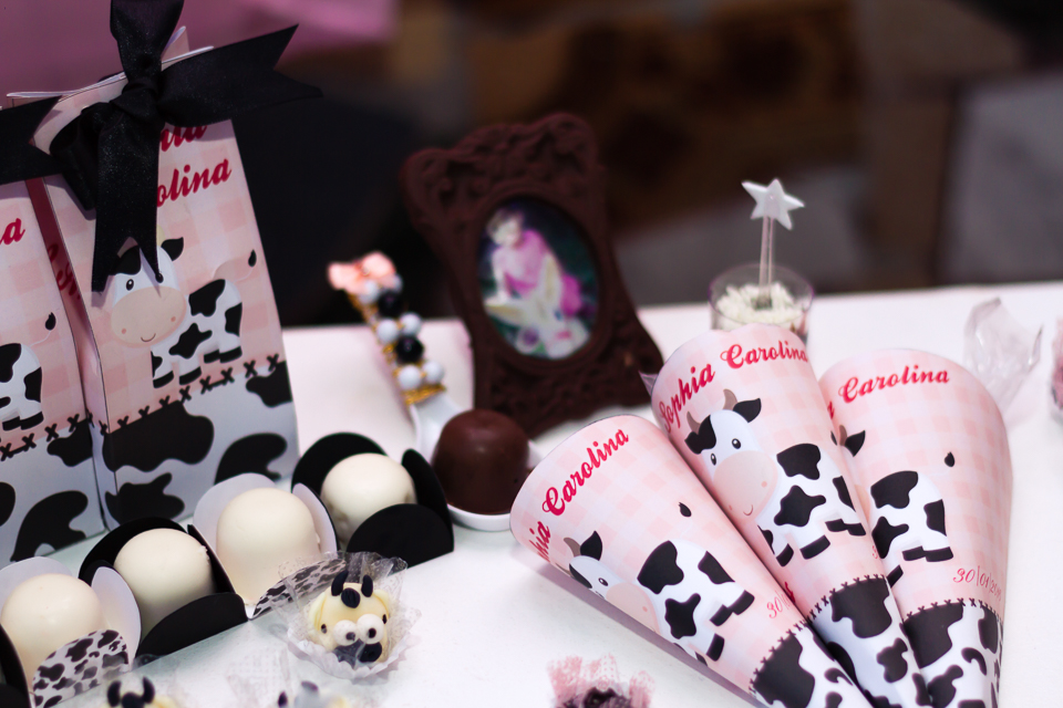 Scrapbook cone, caixa milk e doces na mesa Tema Fazendinha pelo fotógrafo Douglas Maia