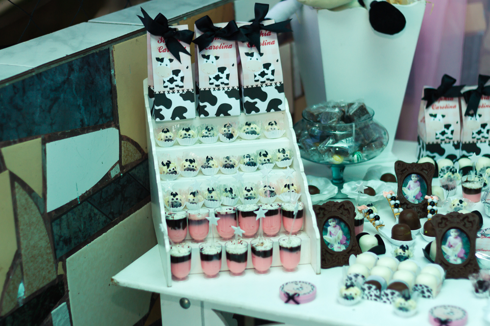 Caixa milk, doces personalizados e doces no copinho Tema Fazendinha pelo fotógrafo Douglas Maia