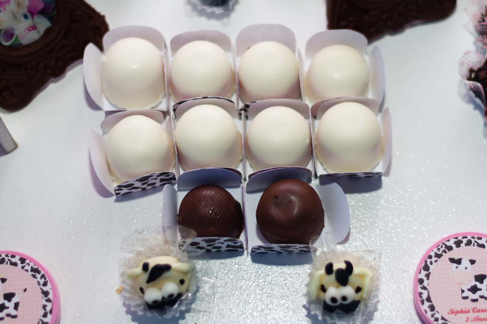 Bombons chocolate branco e preto Tema Fazendinha pelo fotógrafo Douglas Maia