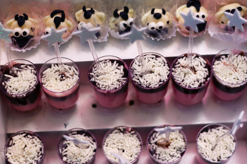 Vários doces no copinho Tema Fazendinha pelo fotógrafo Douglas Maia